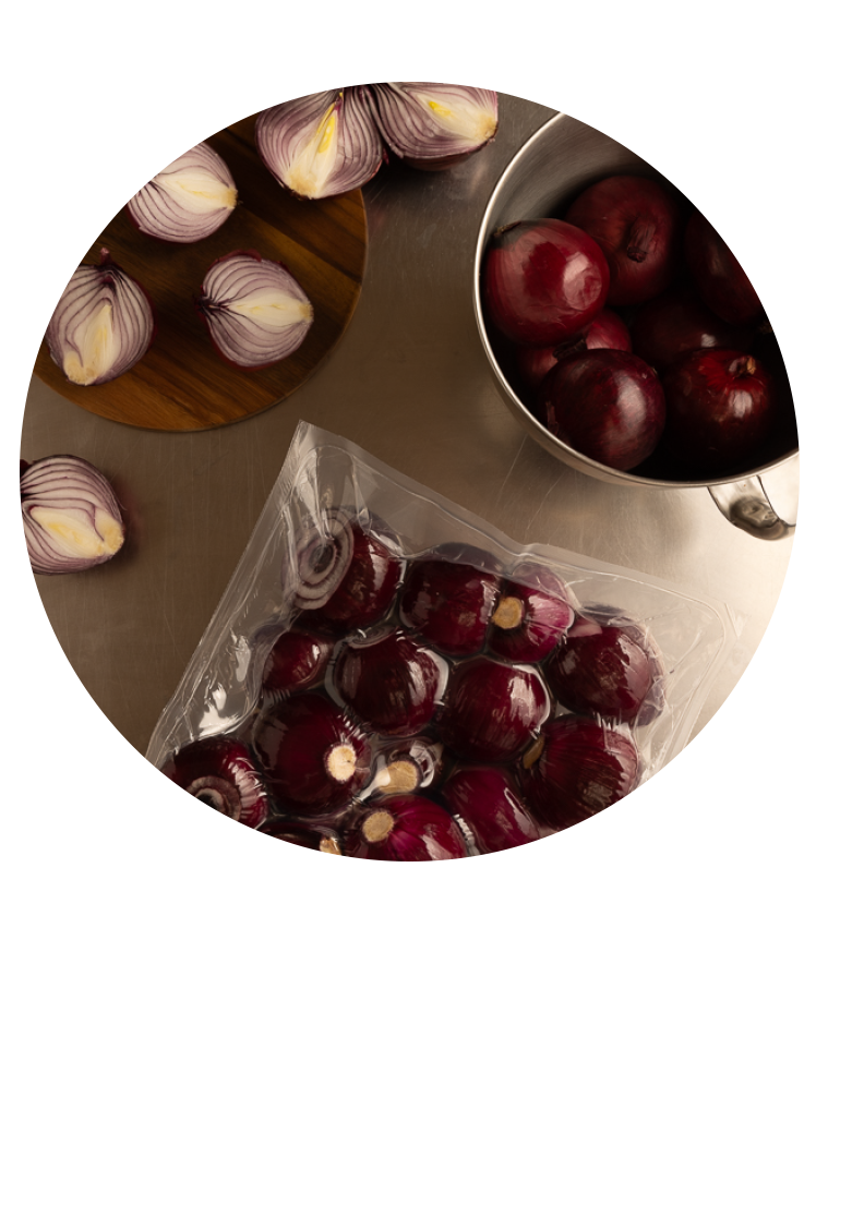 zdjęcie obranych cebul czerwonych